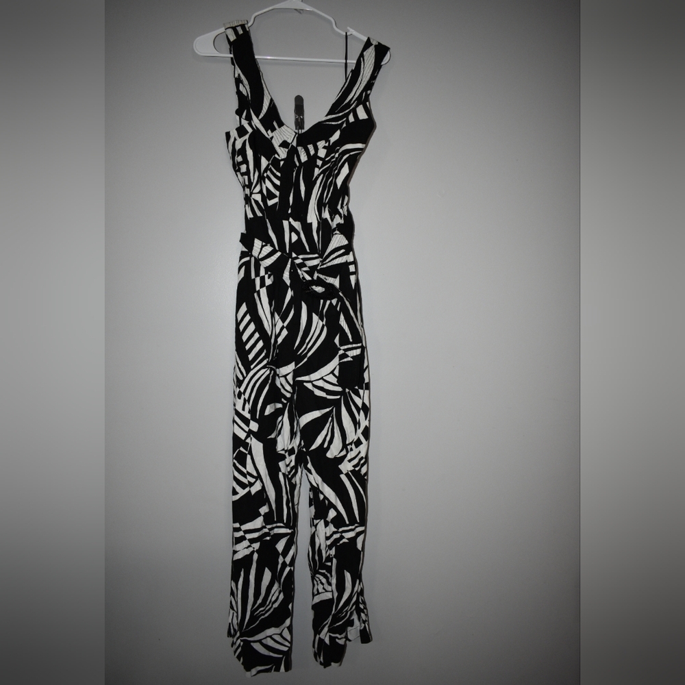 Tahari Black And White Jumpsuit Size 8 NWT